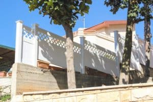 גדר של פנסי מותקנת