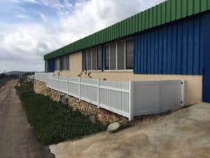 גדר לבנה מותקנת - גדרות פנסי