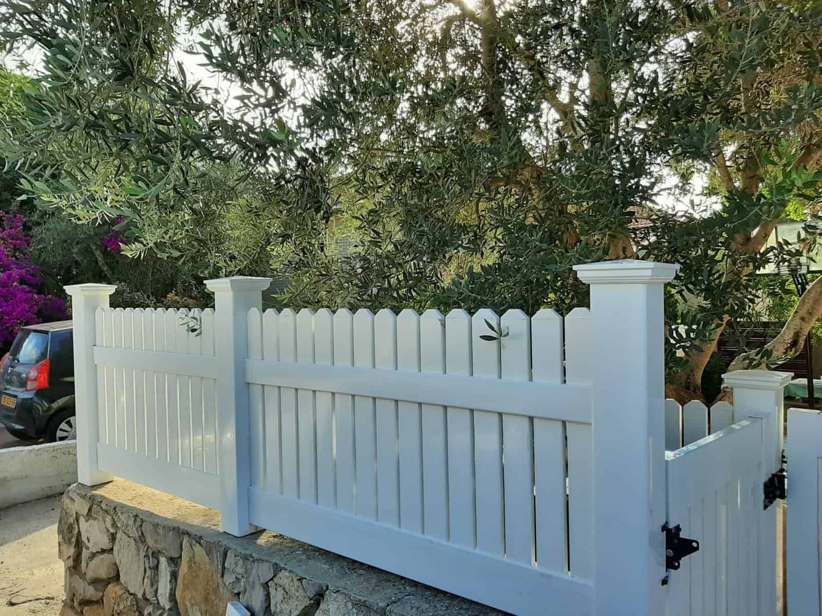 גדר PVC דגם אדירם: גדר ויקטוריאנית | Fency גדרות יוקרה לבית