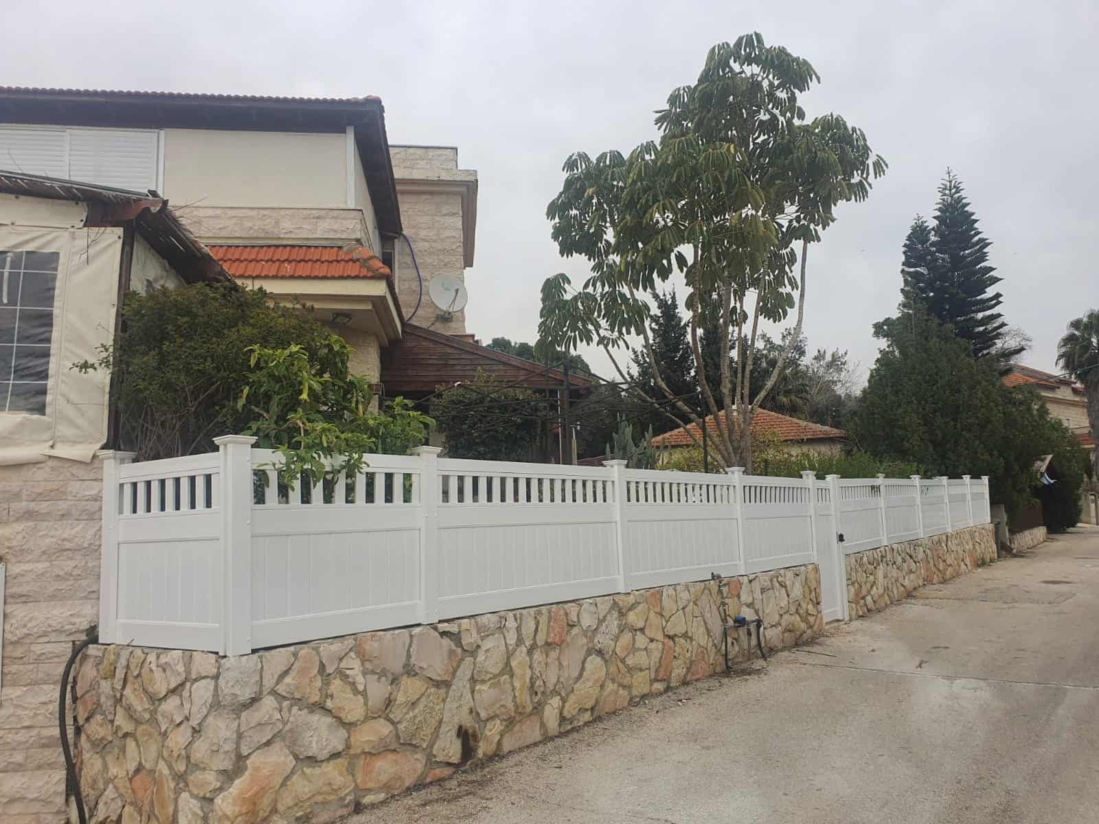 גדררות לבית: גדר PVC כרמל (לבן) | Fency גדרות יוקרה לבית