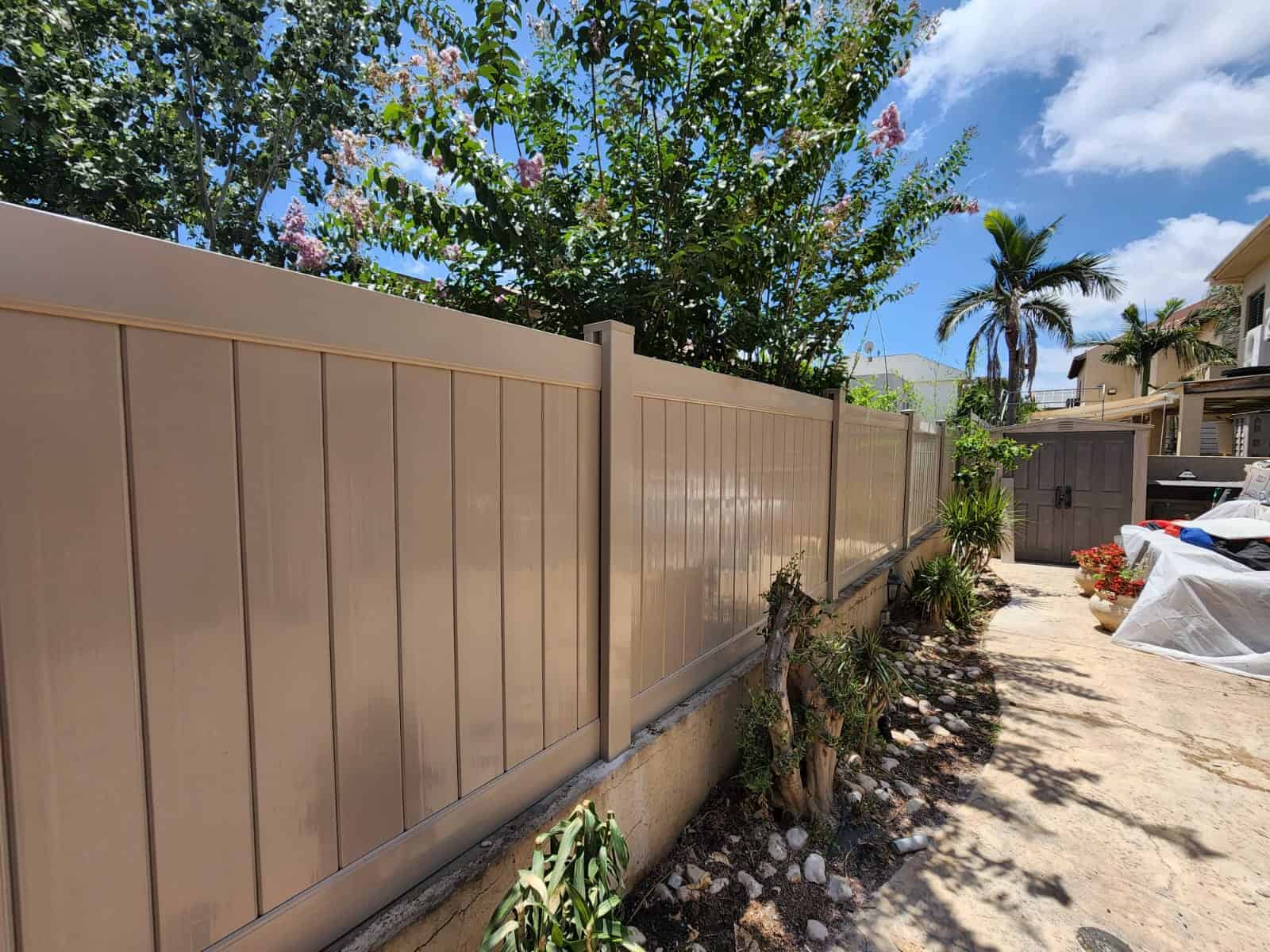 גדר לגינה: גדר PVC חרמון (בז׳/לבן) | Fency גדרות יוקרה לבית