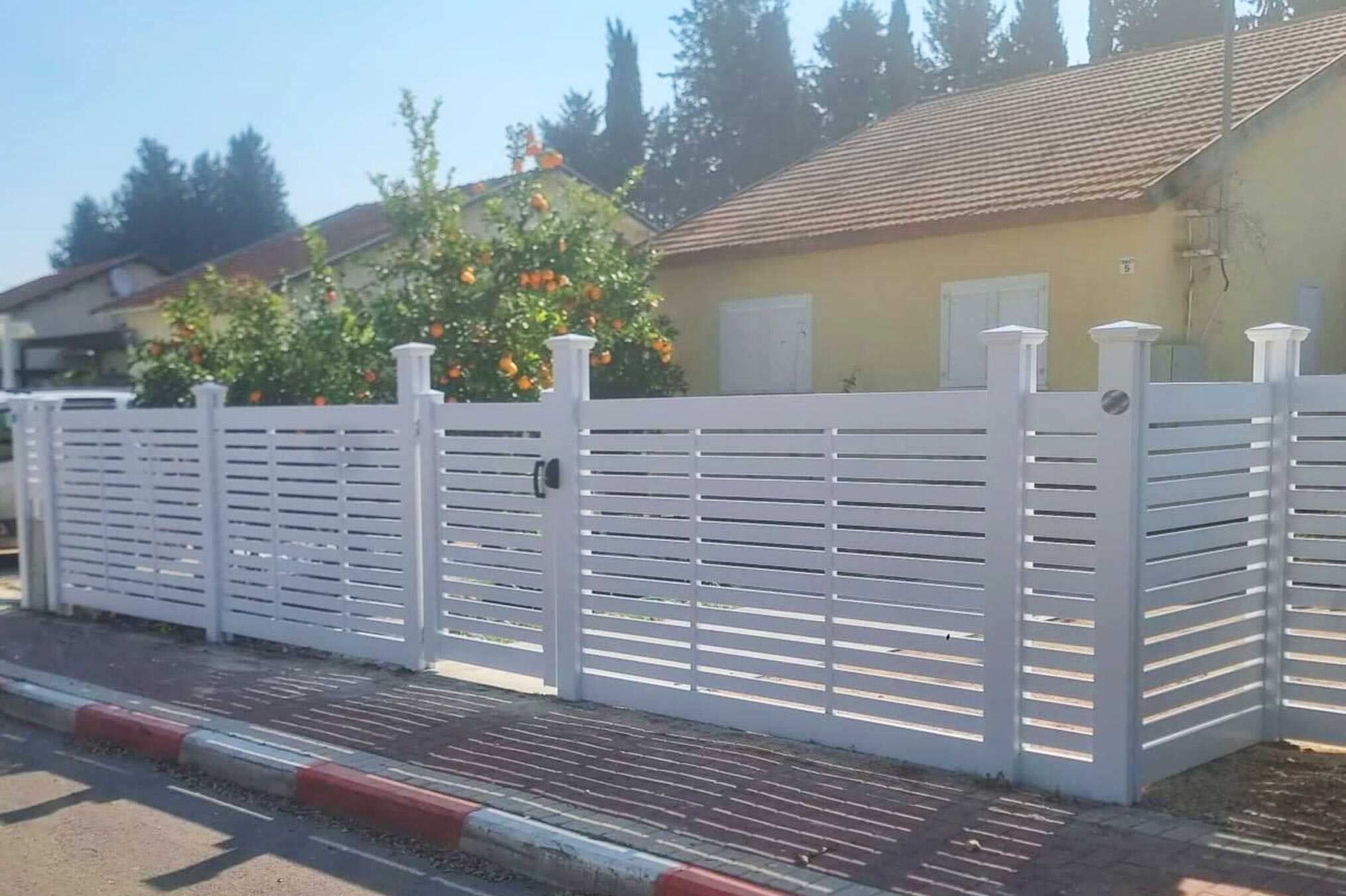 גדר לחצר קטנה