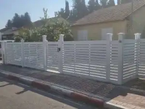 גדר ויניל דגם ירדן. גדר אופקית מודרנית עם כ-80% הסתרה.